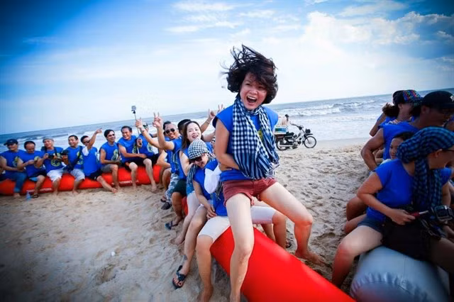 Bên cạnh đó còn có những trò chơi vận động ngoài bãi biển.