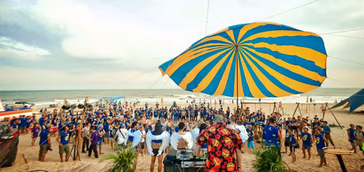 Ngoài việc nghỉ dưỡng, Coco Beach Camp còn là nơi thường xuyên tổ chức những bữa tiệc âm nhạc ngoài trời thu hút hàng ngàn người tới dự.