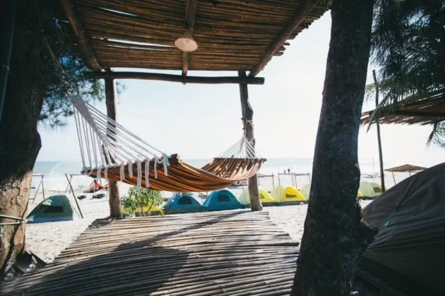 Cắm trại, trải nghiệm cuộc sống thú vị giữa thiên nhiên, qua đêm với những chiếc lều ngay cạnh bãi biển hoặc những căn biệt thự nằm sát bãi biển là những gì Coco Beach Camp mang đến cho du khách.