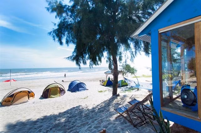 Có rất nhiều phương tiện thuận tiện để giới trẻ có thể tới khu du lịch được mệnh danh là thiên đường cắm trại biển này như xe buýt, xe máy.