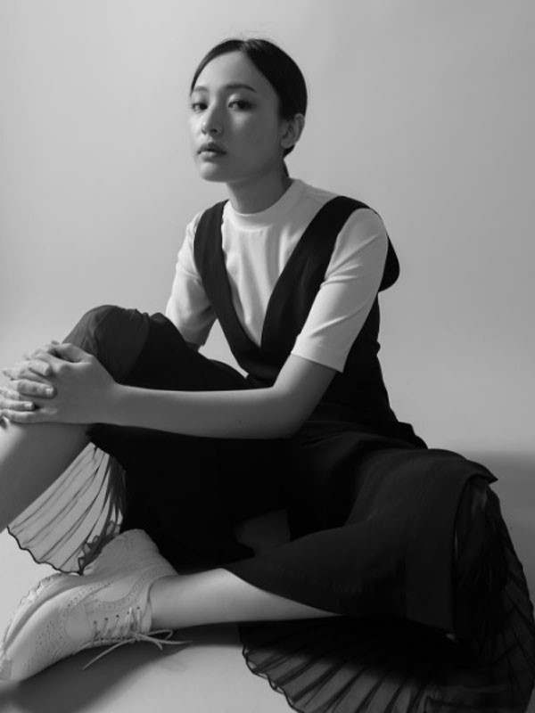 Hanna Chen tâm sự nghiệp diễn đến với mình như cái duyên. Năm cuối đại học, khi đang có chuyến du lịch châu Âu, cô nhận được cuộc gọi của đạo diễn. Sau khi nhìn thấy những bức ảnh nghệ thuật của cô trên mạng và gọi facetime, ông đã chọn cô cho vai chính.