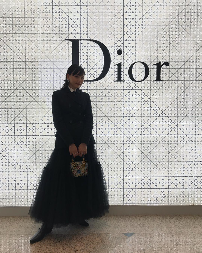 Với lợi thế là gương mặt cá tính, sống mũi cao và thân hình mảnh dẻ là lợi thế của Hanna Chen đầu tiên đã lấn sân sang nghề người mẫu.