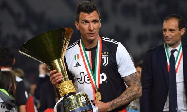 Theo Tuttosport, trong ngày mai, người đại diện của Mario Mandzukic sẽ bay sang Doha để chốt những điều khoản cá nhân với Al-Gharafa.