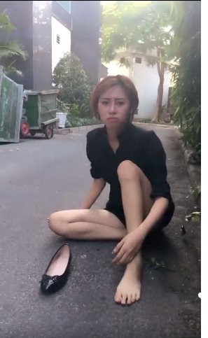 Việc các cô gái nghiện trà sữa không còn lạ trên mạng xã hội, thậm chí họ còn có hẳn một nhóm chuyên đi thẩm định và chia sẻ các hương vị trà sữa ngon tại các quán. Nhưng việc ăn vạ đòi người yêu mua trà sữa thì chắc chỉ cô gái xuất hiện trong clip mới làm.