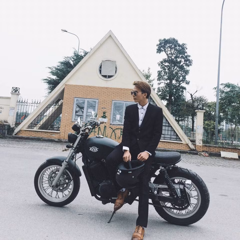 Chia sẻ với PV Kiến Thức về việc mình bất ngờ nổi tiếng với đoạn clip được vị nữ khách hàng ghi lại khi "hành nghề xe ôm công nghệ", Mạnh Hữu nói: "Gọi là nghề thì không đúng vì công việc chính của mình không phải chạy xe ôm. Hiện tại công việc chính của mình là Creative (bán ý tưởng). Mình thỉnh thoảng có chạy loanh quanh để có người nói chuyện với được chạy xe thôi. Mình thích chạy xe vì không có thời gian chạy xa nhiều".