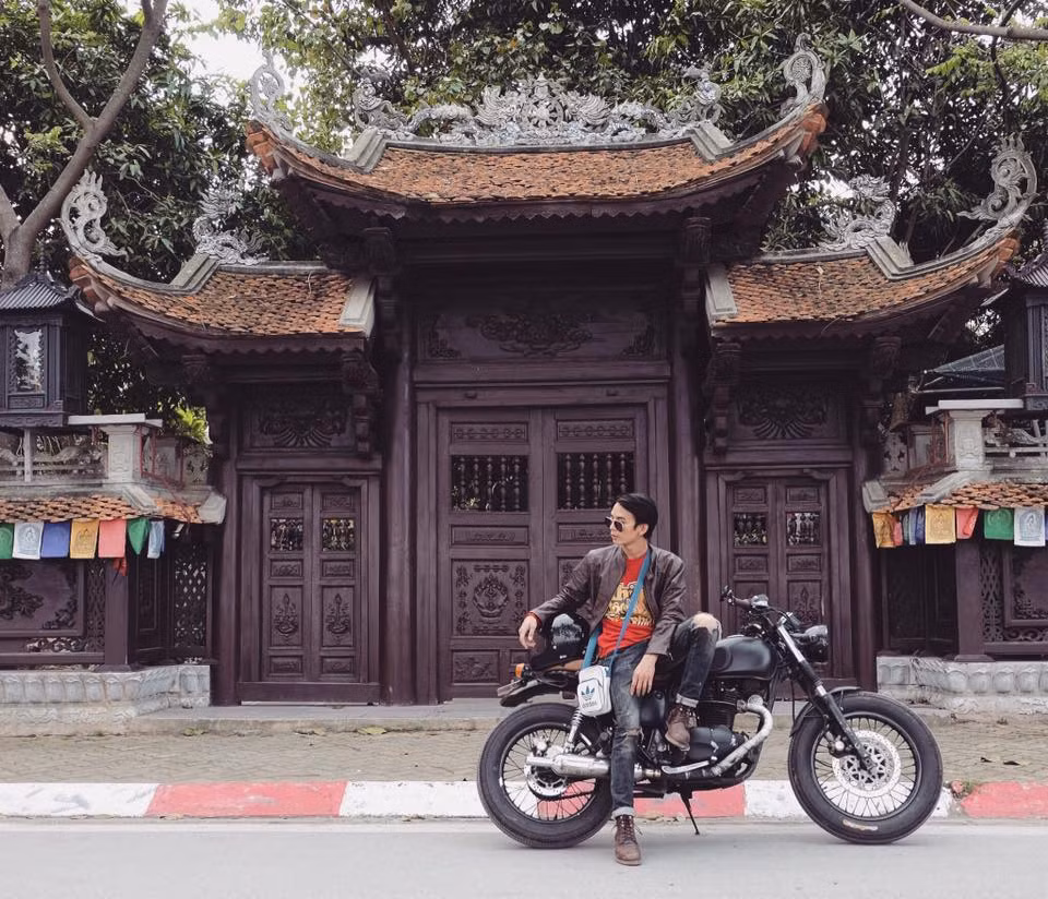 Ngay sau khi clip về chàng trai Mạnh Hữu dùng xế khủng phân khối lớn chạy xe ôm được đăng tải, cư dân mạng có khá nhiều luồng ý kiến. Người thì cho rằng anh chàng này đang "làm màu" gây sự chú ý của nhiều người cho bản thân hay đại loại như kiếm người yêu bằng cách khoe mẽ tài sản. Tuy nhiên chàng sinh viên khoa nhiếp ảnh trường Sân khấu Điện ảnh Hà Nội đã có những ý kiến đáp trả dư luận.