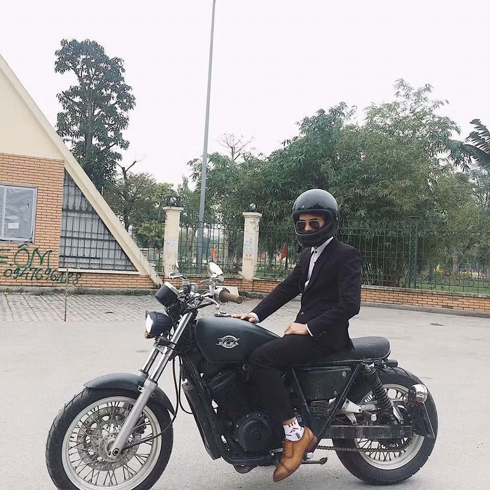 Mạnh Hữu nói: "Mình thấy có một bộ phận lớn dân mạng có suy nghĩ khá buồn cười đó là khi có ai đó làm việc gì khác với bình thường một chút, họ lại lấy ý kiến chủ quan của mình để đánh giá nhằm thỏa mãn cái tôi của họ chứ không tìm hiểu nguyên nhân thật sự của sự việc đó. Mình thì luôn có suy nghĩ, mình làm gì sẽ không quan tâm đến việc người khác đánh giá. Chính vì đấy là việc bản thân mình chọn làm, miễn là mình thấy vui. Mình đâu có làm gì vi phạm pháp luật hay ảnh hưởng tới người khác.