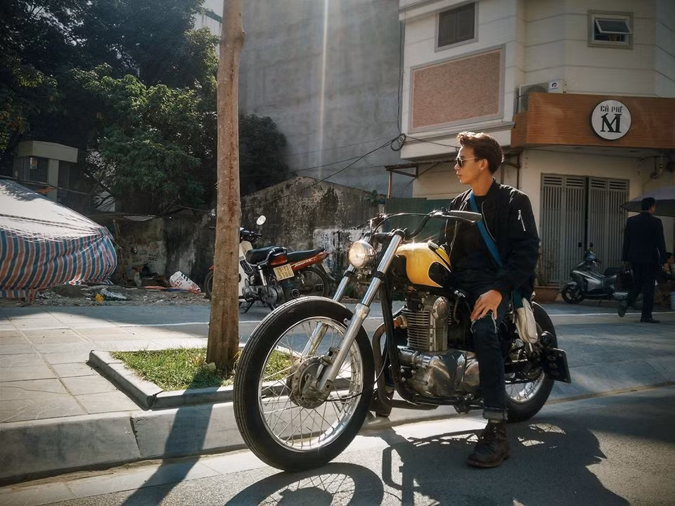 Ngoài vấn đề "làm màu" chàng trai sử dụng xế khủng Ducati làm "xe ôm công nghệ" Mạnh Hữu còn bị nhiều dân mạng cho rằng có ý đồ "khoe của - tán gái" sau khi xem đoạn clip. Để bày tỏ quan điểm về vấn đề này, anh chàng 9X quê Thái Nguyên nói: "Thực sự thì mình cũng chưa hiểu mình đã làm gì sai khi bị quy chụp là 'chăn rau'".