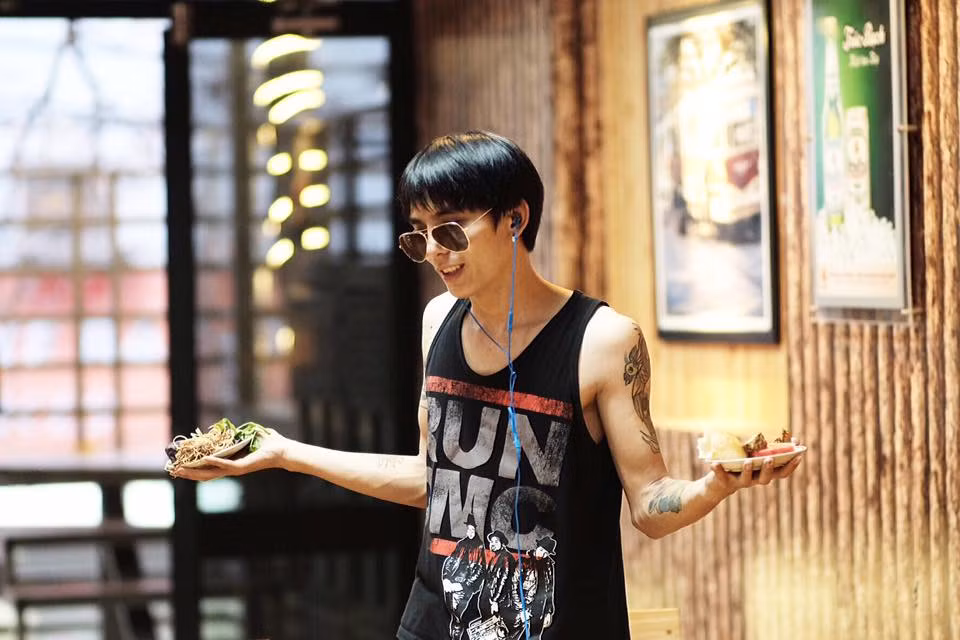 Cũng chính bởi cách suy nghĩ và nói quy chụp của nhiều người mà khiến Mạnh Hữu gặp vấn đề trong chuyện tình cảm. Chia sẻ tiếp với PV, anh bạn 9X này nói rằng sẽ xin lại toàn bộ clip nữ khách hàng của mình đã quay để thanh minh bởi anh ta đã có người yêu.