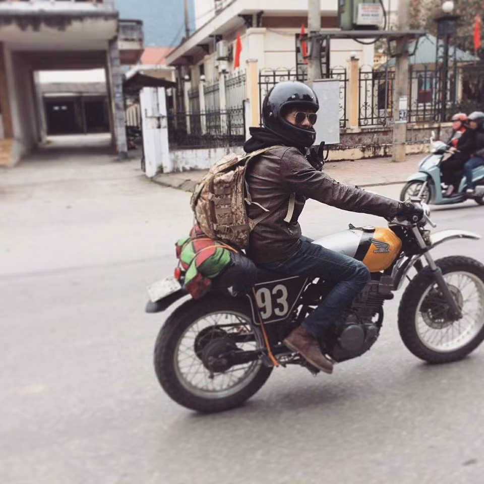 Ngay sau khi được đoạn clip được nữ khách hàng đi xe ôm bằng phân khối lớn được đăng tải, chủ nhân của chiếc Ducati chạy "xe ôm công nghệ" đã được tìm ra. Đó là anh chàng có tên Nguyễn Mạnh Hữu hiện là sinh viên trường Sân khấu Điện ảnh Hà Nội, khoa Nhiếp ảnh.