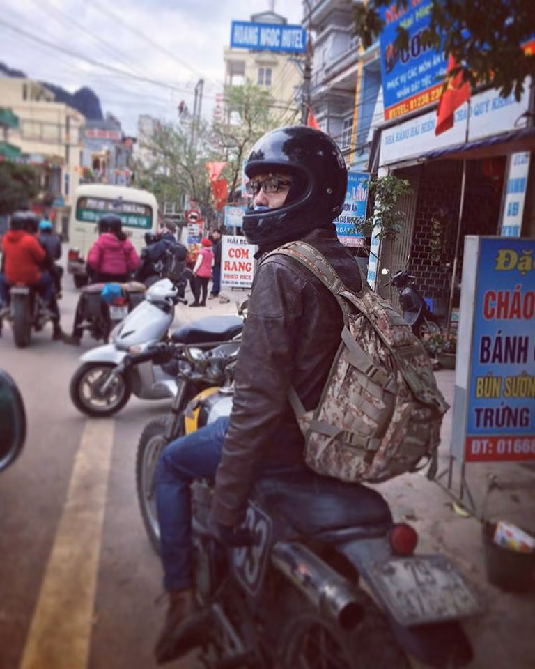 "... Vì cuộc nói chuyện có vẻ đã bị cắt đi rồi. Bạn nữ đi cùng mình cũng chưa có người yêu và 2 đứa trêu đùa nhau nói vui vậy thôi. Bạn ấy đã quay đoạn đấy thì mình nghĩ có clip toàn bộ cuộc nói chuyện. Mình đã có Facebook bạn nữ ngồi sau nhưng chưa xin được clip". Mạnh Hữu chia sẻ.