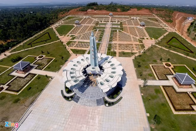 Trong khuôn viên còn có đài tưởng niệm ghi công các anh hùng liệt sĩ của tỉnh Quảng Nam.