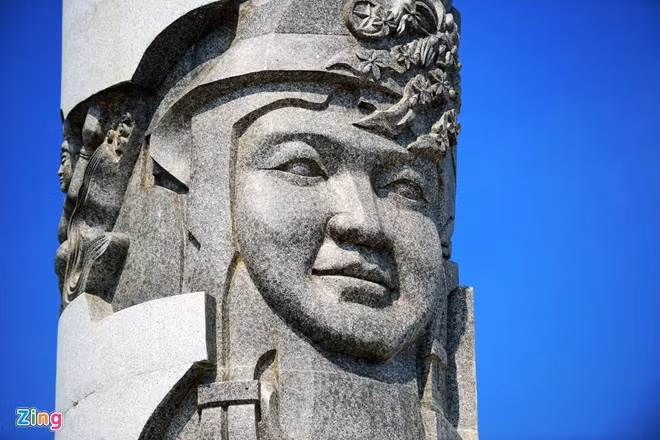 Trên 8 trụ khắc họa hình ảnh bà mẹ Bắc Bộ, Trung Bộ, Tây Nguyên với nhiều bậc cảm xúc và khuôn mặt khác nhau. Trong hai cuộc chiến tranh chống Pháp và Mỹ, tỉnh Quảng Nam là địa phương có nhiều bà mẹ của các anh hùng nhất với 11.234 người.