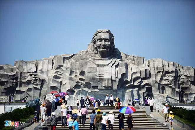 Vào những ngày nghỉ lễ hoặc cuối tuần, du khách đến thăm và thắp hương tại đây khá đông.