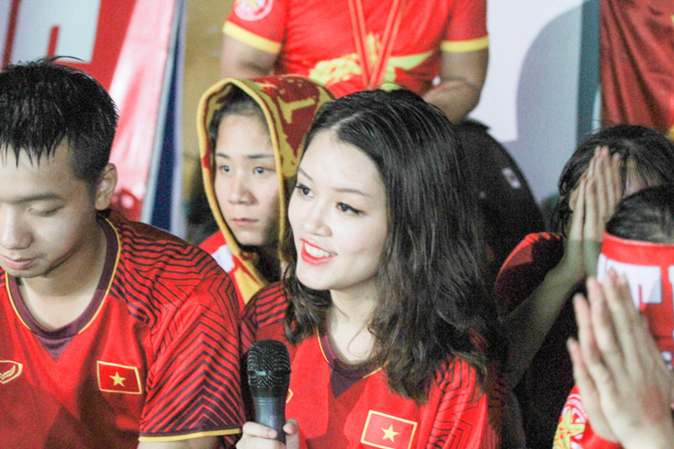 Tâm sự đôi chút về các cầu thủ Olympic Việt Nam đang thi đấu ở Asiad, Vân Thảo chia sẻ: "Cầu thủ em yêu mến nhất là Đức Huy vì theo em được biết là ở trận U23 Châu Á thì cầu thủ này đã phải chịu đựng sự ra đi, mất mát của người thân để tiếp tục cống hiến và chiến đấu. Em khâm phục tinh thần đó. Bên cạnh đó, anh Huy cũng có cách trả lời rất "cục súc" và đáng yêu".