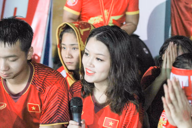 Tâm sự đôi chút về các cầu thủ Olympic Việt Nam đang thi đấu ở Asiad, Vân Thảo chia sẻ: "Cầu thủ em yêu mến nhất là Đức Huy vì theo em được biết là ở trận U23 Châu Á thì cầu thủ này đã phải chịu đựng sự ra đi, mất mát của người thân để tiếp tục cống hiến và chiến đấu. Em khâm phục tinh thần đó. Bên cạnh đó, anh Huy cũng có cách trả lời rất "cục súc" và đáng yêu".