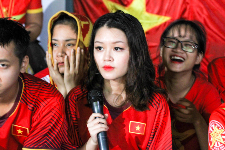 Bằng chất giọng ngọt ngào, ấm áp Vân Thảo khiến bầu không khí offline cổ vũ các cầu thủ Olympic Việt Nam thi đấu trận tứ kết Asiad thêm phần nóng bỏng. Bên cạnh điểm mạnh từ giọng nói, Thảo còn sở hữu nhan sắc "hơn người" khi có gương mặt ưa nhìn, sống mũi cao, đôi mắt to tròn và đôi môi luôn đỏ thắm.