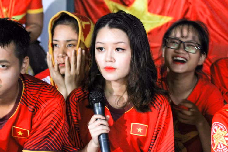 Bằng chất giọng ngọt ngào, ấm áp Vân Thảo khiến bầu không khí offline cổ vũ các cầu thủ Olympic Việt Nam thi đấu trận tứ kết Asiad thêm phần nóng bỏng. Bên cạnh điểm mạnh từ giọng nói, Thảo còn sở hữu nhan sắc "hơn người" khi có gương mặt ưa nhìn, sống mũi cao, đôi mắt to tròn và đôi môi luôn đỏ thắm.