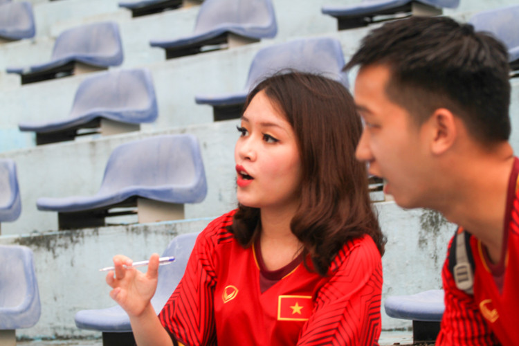 Chia sẻ về tình yêu bóng đá của mình, Vân Thảo cho biết: "Em xem bóng đá thì khá lâu rồi nhưng chính thức ra sân cổ vũ từ sau trận U23 Châu Á. Em hâm mộ tất cả cầu thủ của U23 nhưng chọn làm fan Hà Nội và fan VFS Miền Bắc vì em sinh ra và lớn lên ở Hà Nội nên muốn thể hiện tình yêu của mình".