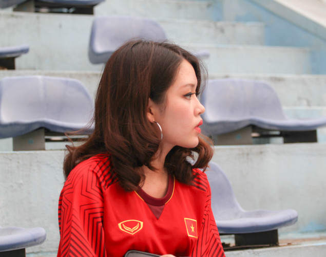 Nữ CĐV Olympic Việt Nam được chú ý đó là Nguyễn Vân Thảo (SN 1997 - Hà Nội). Hiện cô bạn này là sinh viên của Học viện Phụ nữ Việt Nam. Bên cạnh những sở thích những đam mê như những bạn nữ khác, cô bạn tên Thảo này có tình yêu đặc biệt với bóng đá. Bật mí nhé, Thảo là thành viên của hội CĐV Contras Hà Nội của CLB Hà Nội FC đang thi đấu tại V.League và của Hội CĐV VFS Miền Bắc.