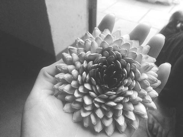 Một chút khéo tay cùng tỉ mẩn ngồi xếp hạt sẽ giúp các bạn trẻ có món quà lễ tình nhân vừa độc đáo, rẻ tiền và giải quyết được đóng hàng tồn kho sau Tết.