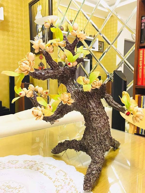 Một cành cây nở hoa từ vỏ hạt dẻ cười.