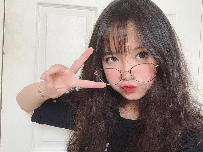 Đối với nhiều người, cặp kính cận hoặc thời trang khiến họ cảm thấy vô cùng vướng víu, bất tiện trong việc cất giữ. Tuy nhiên, với cô gái Sài Gòn có tên Kiều Trang thì đây lại là "đạo cụ" để cô "đốn tim" hàng loạt các chàng trai khi ngắm ảnh mình.