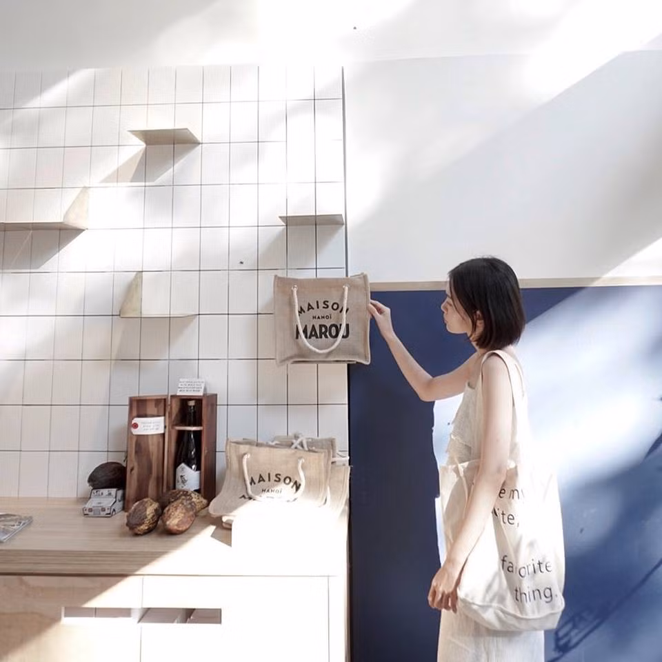 "Từ nhỏ mình đã từng ước có thể được chụp ảnh và đặc biệt mình rất thích ảnh mang tính nghệ thuật hơn vì có thể truyền tải cảm xúc của mình qua ảnh" - Thùy Dương chia sẻ về công việc của một người mẫu look book.