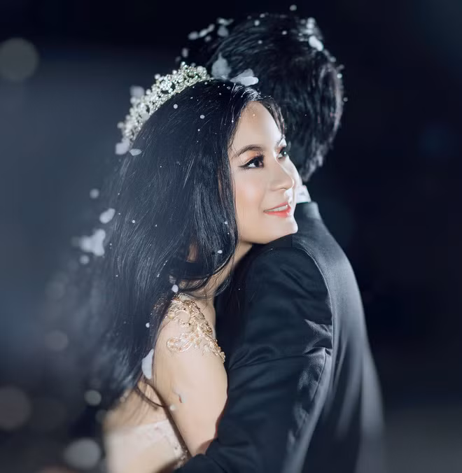 Những ngày qua, một cặp đôi trẻ tuổi đã khiến cộng đồng mạng choáng váng khi tổ chức "siêu đám cưới" theo concept "tuyết rơi mùa hè" với tổng chi phí trên dưới 10 tỷ đồng ở Đông Anh, Hà Nội. Ảnh trong bài: NAG Anh Tuan Doan - L'amant Studio