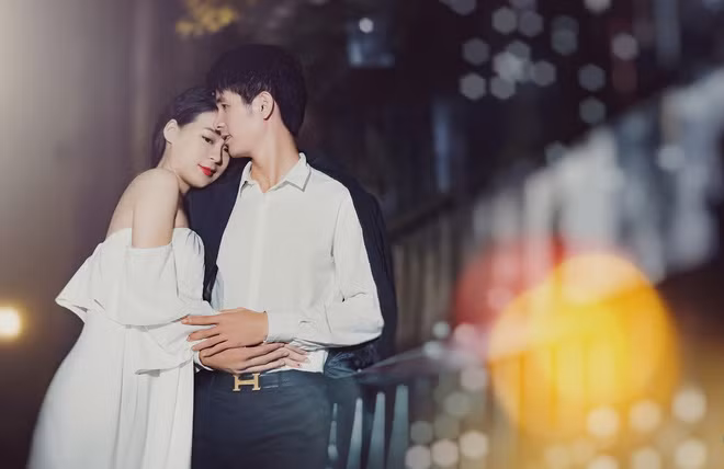 Theo chia sẻ của chú rể tên Linh, quãng thời gian bên nhau, ngày nào chàng doanh nhân 8X cũng gọi điện cho người mình thương. Anh đối xử với Tuyết chu đáo và ân cần từ những điều nhỏ nhất. Cụ thể ngày nào anh cũng mua đồ ăn sáng mang sang cho cô người yêu 9X, nhưng sợ Tuyết ngại nên Linh treo ở cửa rồi nhắn tin báo cho cô biết.