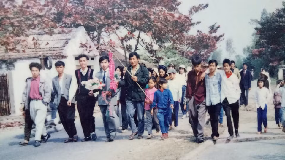 Nếu nói không quá, năm 2017 được nhiều người gọi là năm của hoài niệm, rất nhiều trào lưu khoe ảnh xưa đã được cộng đồng mạng hưởng ứng nhiệt tình. Đơn cử như ảnh ông bà anh, trò chơi ngày xưa, ảnh sinh nhật xưa và mới đây nhất là đám cưới xưa thu hút được hàng triệu like.