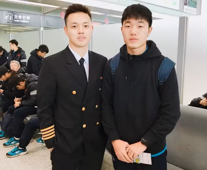 Chuyến chuyên cơ mang tên đặc biệt "Tôi yêu tổ quốc tôi" đã đưa các cầu thủ U23 Việt Nam từ Thường Châu - Trung Quốc trở về với Hà Nội. Không chỉ có các học trò của HLV Park Hang Seo được mọi người quan tâm đặc biệt mà chính cơ trưởng điều khiển máy bay đưa các tuyển thủ trở về cũng rất được chú ý.