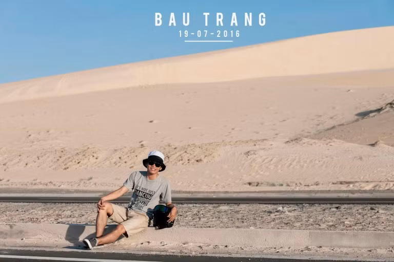 Con đường ven biển Bàu Trắng – Phan Rí Cửa men theo những triền cát trắng hoang sơ, đồi dốc với khung cảnh hai bên rất đẹp khiến bạn không thể không dừng lại để chiêm ngưỡng vẻ đẹp hút hồn mà nơi này mang lại.