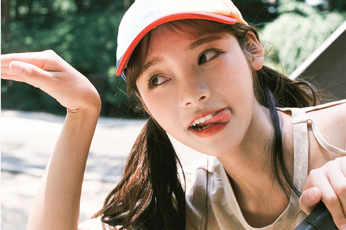 Vẻ ngây thơ của Hoắc Kim được thể hiện qua từng góc ảnh của mình.