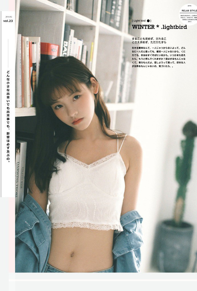 Sở hữu khuôn mặt nhỏ nhắn đúng chuẩn 1 nàng thơ với làn da trắng, đôi môi nhỏ xinh và đôi mắt to tròn mơ màng. Nhiều người còn nói ngắm Hoắc Kim xinh xắn chẳng khác gì búp bê.