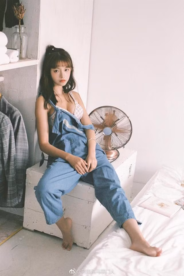 Nói về vẻ đẹp của phụ nữ có 1001 vấn đề liên quan nhưng hot trend của thời gian qua đó là combo mặt thơ ngây nhưng thân hình lại rất quyến rũ, nóng bỏng điển hình như nữ sinh xứ Trung mới đây có tên Hoắc Kim.