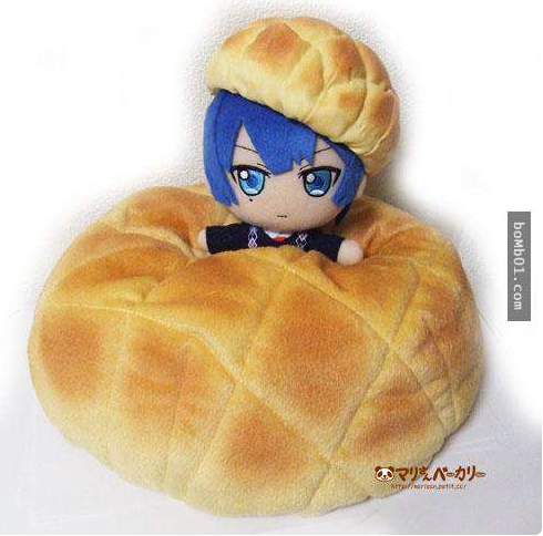 Những chiếc bánh dứa giả dễ dàng có thể tìm thấy trong nhiều cửa hàng bán đồ lưu niệm tại Trung Quốc và chúng đa dạng về công dụng như bông tai, móc chìa khóa, mũ và ngay cả những chiếc túi đựng điện thoại.