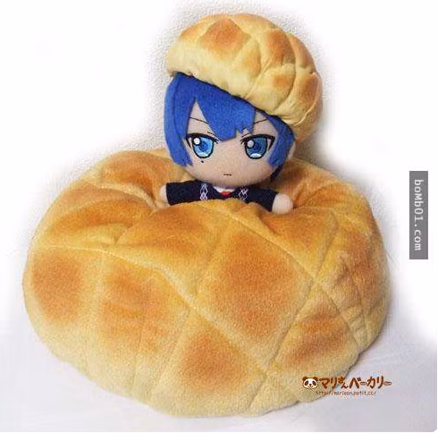 Những chiếc bánh dứa giả dễ dàng có thể tìm thấy trong nhiều cửa hàng bán đồ lưu niệm tại Trung Quốc và chúng đa dạng về công dụng như bông tai, móc chìa khóa, mũ và ngay cả những chiếc túi đựng điện thoại.