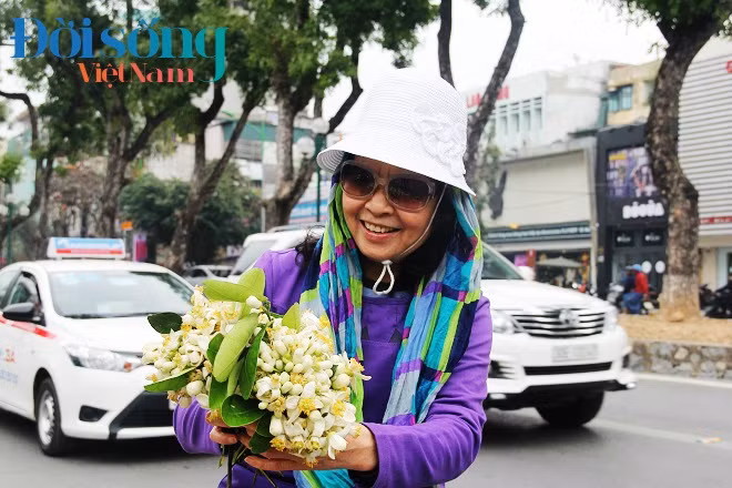 Chị Liên cho biết giá cả hoa bưởi năm nay thất thường. Ảnh C.N