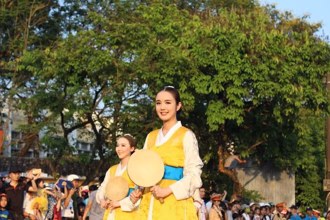 Không chỉ dừng lại ở những tấm ảnh, một anh chàng đã nhanh tay ghi lại được đoạn clip màn biểu diễn của đoàn nghệ thuật đến từ Hàn Quốc này.