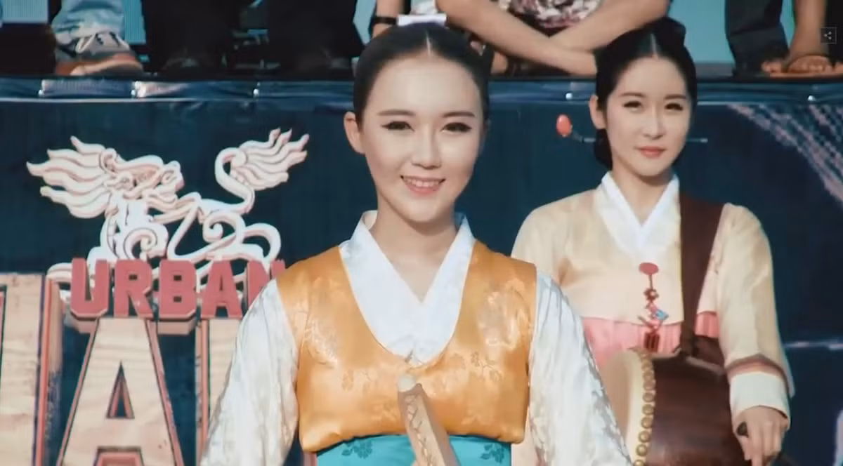 Đoạn clip 35 giây với hình ảnh cô gái xinh như thiên thần trong từng điệu múa đã khiến rất nhiều người mê mẩn với hàng loạt biểu cảm đáng yêu.