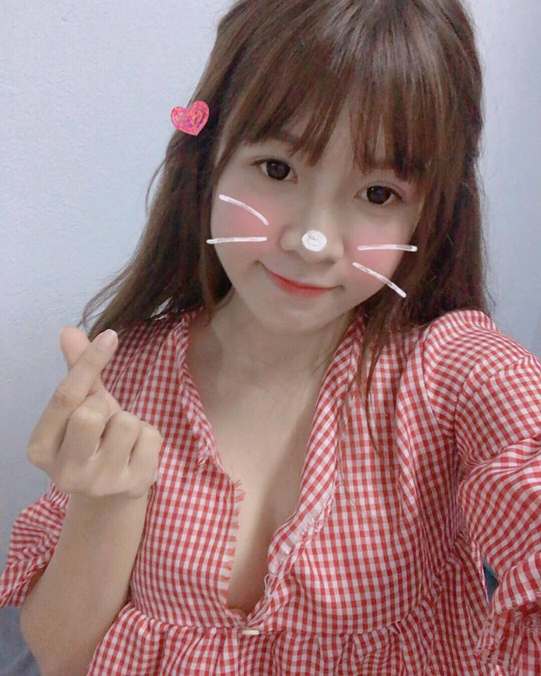 Theo điều tra của dân mạng, "bạn gái tin đồn" của Văn Lâm có tên là Bùi Thị Yến Xuân, sinh sống và làm PT tại TP.HCM.