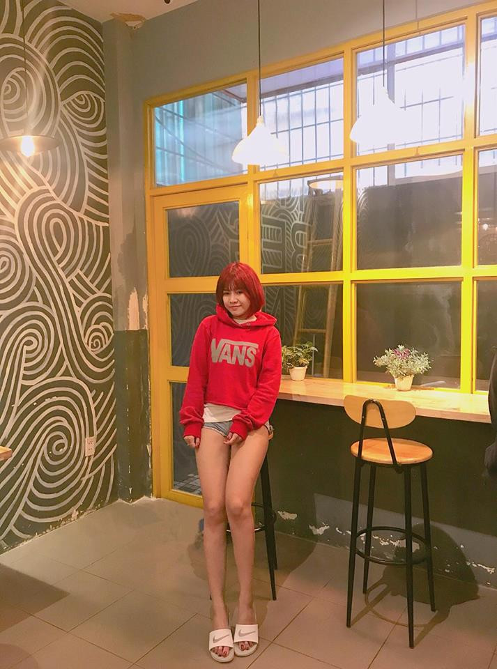 Yến Xuân cũng có mối quan hệ khá thân thiết với vài cầu thủ của dàn U23 Việt Nam như Công Phượng, Đức Chinh, Hồng Duy… Cô nàng thường xuất hiện trong các buổi đi chơi, đi ăn chung cùng các chàng trai này.