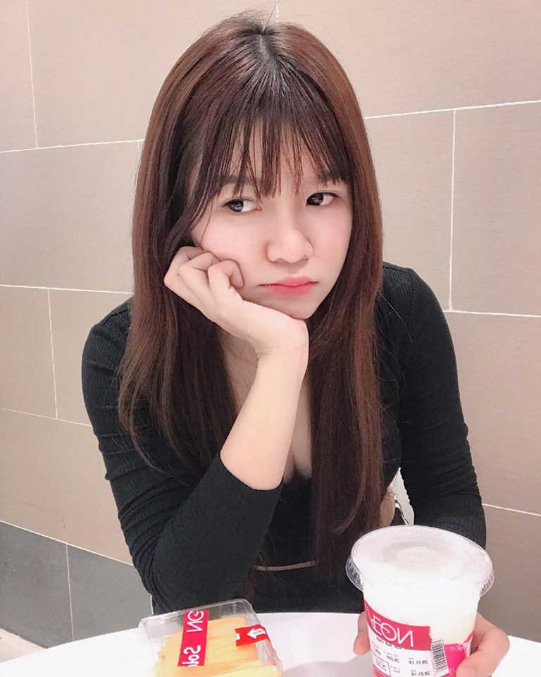 Trước đó trên một số diễn đàn mạng xã hội, fan đã lan truyền hai bức ảnh chụp trộm Lâm Tây và một cô gái lạ được cho là rất giống Yến Xuân.