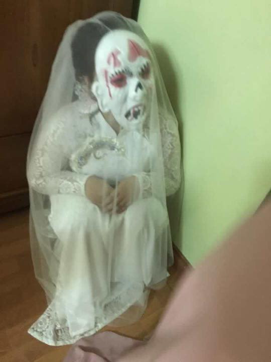 Tân hôn luôn là khoảnh khắc đáng nhớ đối với mỗi cặp vợ chồng và bất cứ cô dâu nào cũng muốn để lại ấn tượng cho chú rể. Tuy nhiên, cô nàng lắm chiêu dưới đây lại muốn biến mình thành " cô dâu ma" để dọa chồng.