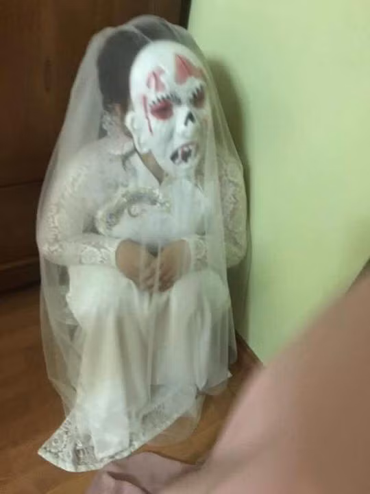 Tân hôn luôn là khoảnh khắc đáng nhớ đối với mỗi cặp vợ chồng và bất cứ cô dâu nào cũng muốn để lại ấn tượng cho chú rể. Tuy nhiên, cô nàng lắm chiêu dưới đây lại muốn biến mình thành "cô dâu ma" để dọa chồng.