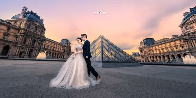 Người ta nói tình yêu có thể làm nên những điều kì diệu. Câu nói này hoàn toàn đúng với trường hợp của Nguyễn Huy An và Vũ Lan Anh, cặp đôi 28 tuổi, hiện đang sinh sống và làm việc tại Hà Nội. Bộ ảnh cưới mang tên Journey of Love (Hành trình Tình yêu) của đôi trẻ thu hút hàng nghìn lượt thích chỉ trong ít giờ đăng tải.