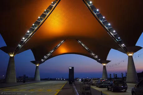 Sân bay Quốc tế Kuala Lumpur, Malaysia: Sân bay do kiến trúc sư người Nhật Kisho Kurokawa thiết kế có trần gắn hệ thống đèn chiếu tạo nên cảnh quan vô cùng sang trọng.