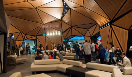 Sân bay Quốc tế Wellington International, New Zealand: Thiết kế được lấy cảm hứng từ những con quái vật biển huyền bí với phía ngoài là mô hình vách đá, làm từ đồng tấm để phản xạ ánh sáng.