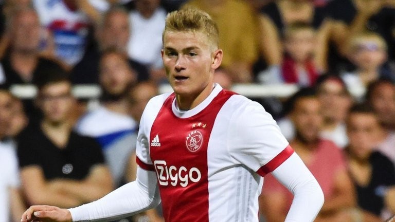 Cầu thủ trẻ Matthijs de Ligt của Ajax đang là cái tên khiến nhiều CLB lớn ở châu Âu có thể phá kỷ lục chuyển nhượng vì cầu thủ 18 tuổi.